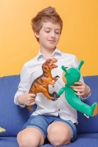 Boy plays with toys — Stock Photo, Image