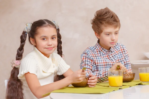 Chlapec a dívka spolu na oběd — Stock fotografie