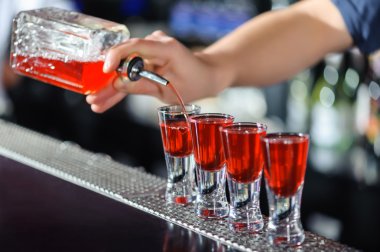Barmen çekim bir barda yapar.