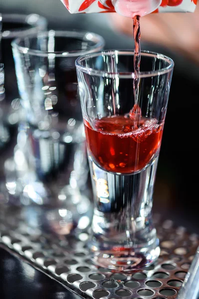 Barman makes shots in a bar — Stock Photo, Image