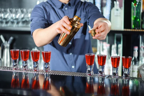 Barman hace tiros en un bar — Foto de Stock