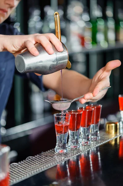 Barman faz tiros em um bar — Fotografia de Stock