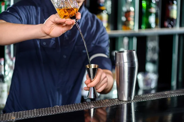 Barman hace cóctel en el mostrador — Foto de Stock