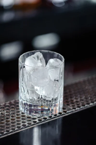Vidro com gelo em um bar — Fotografia de Stock