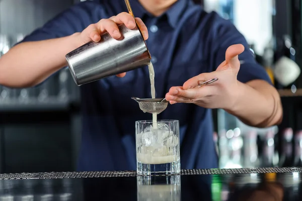 Barman faz coquetel em um bar — Fotografia de Stock