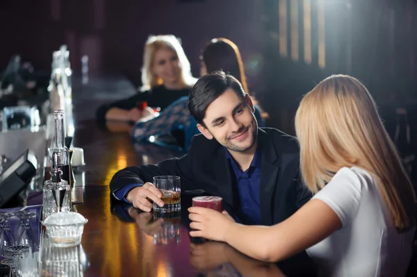 Paret har en drink i baren — Stockfoto