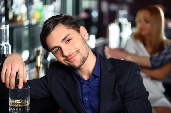 Jongeman in de bar — Stockfoto