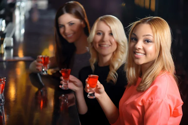 Tres mujeres toman una copa en el bar. — Foto de Stock