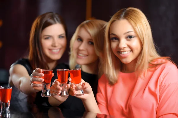 Tres mujeres toman una copa en el bar. —  Fotos de Stock