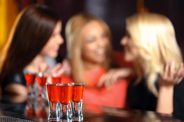 Three women have a drink in the bar — Stock Photo, Image