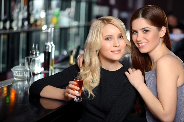 Kvinnlig bartender gör cocktails — Stockfoto