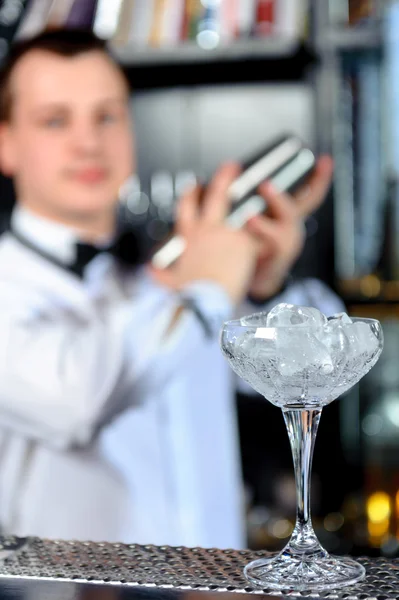 Barman gör goda cocktails — Stockfoto