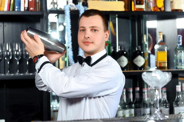 Barman je chutné koktejly — Stock fotografie