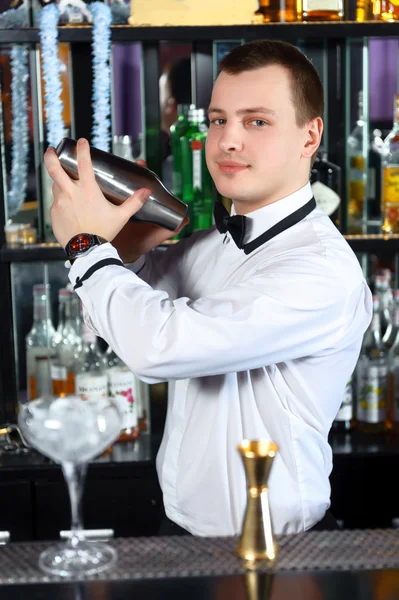 Barman makes tasty cocktails — Stock Photo, Image