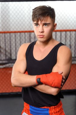 Sporcu mücadele bir kafes içinde