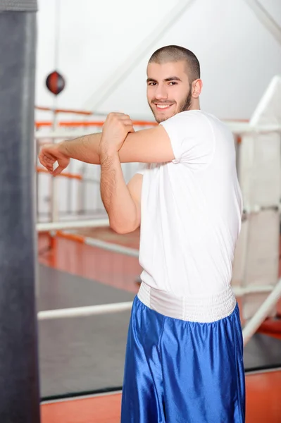 Esportista em um ginásio de boxe — Fotografia de Stock