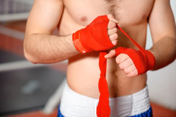 Sporcu boks bandaj bağlar — Stok fotoğraf