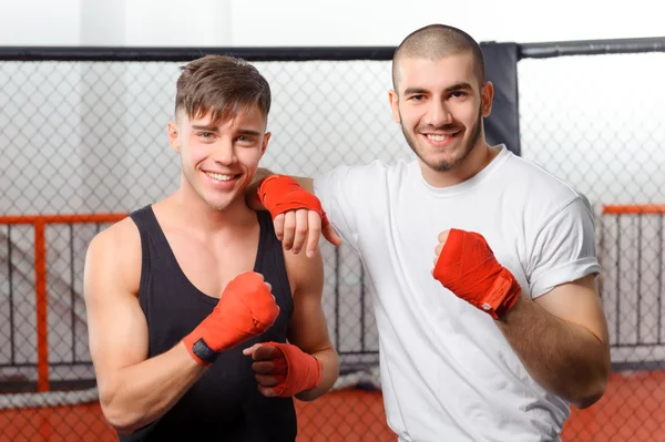 Entrenamiento de deportistas en un gimnasio — Foto de Stock