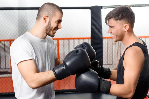 Boxers lutar em um sparring — Fotografia de Stock