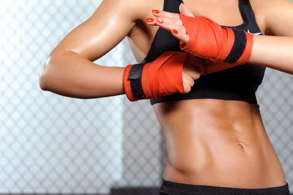 Boxeador feminino faz bandagem — Fotografia de Stock