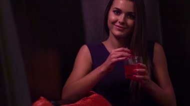 Genç kadın seni bekliyor