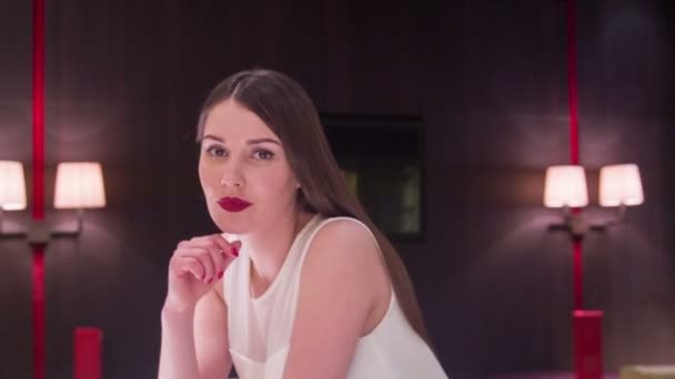 Fiatal nő, várva, hogy valaki — Stock videók