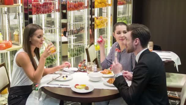 ¿Qué es mejor que el restaurante? — Vídeo de stock