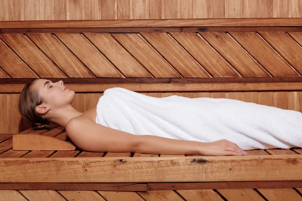 Woman relaxes in sauna — Stock Photo, Image