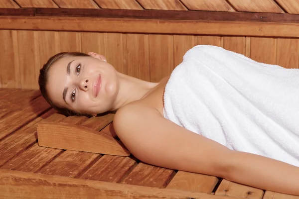 Frau entspannt sich in Sauna — Stockfoto