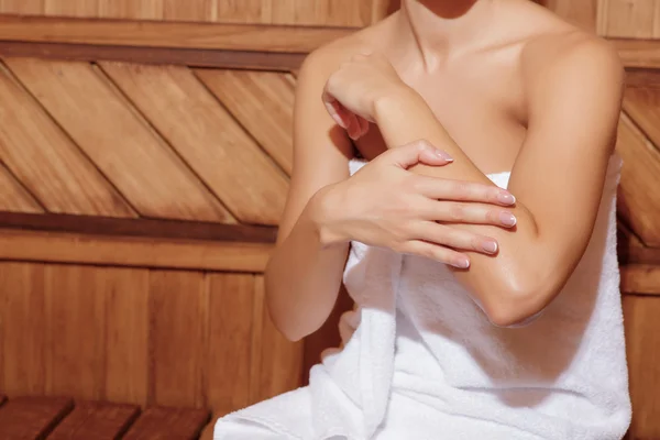 Frau in weißem Handtuch in der Sauna — Stockfoto