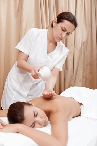 Masseur massage met een vrouw — Stockfoto