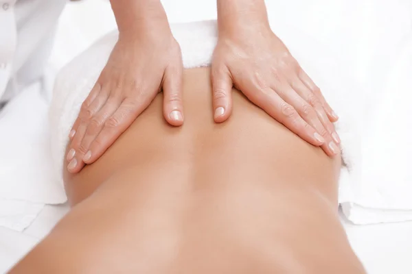 Vrouw krijgt terug massage — Stockfoto