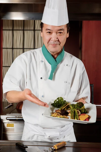 Cook demonstrates his dishes — Stock Photo, Image