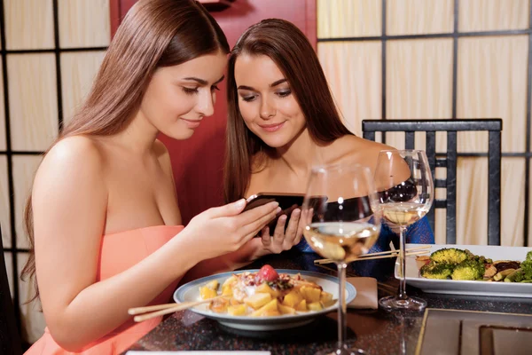 Friends use their smartphone — Stock Photo, Image