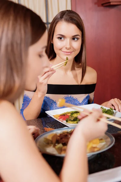 Las mujeres interactúan en un restaurante — Foto de Stock