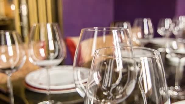 Tracking shot van mooi opgediend tabel met servetten en glazen — Stockvideo