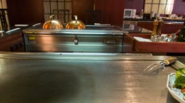 Modern Japon restoranı parlak metal masa nerede şef aşçılar