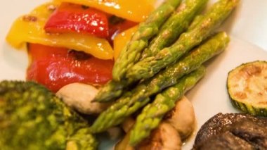 Japon restoranında bir metal yüzeye dikey dolly atış