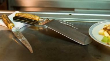Yatay dolly atış Japon restoranında metal yüzeyinin
