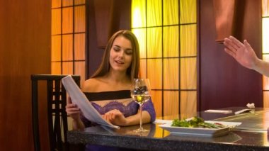 Çekici genç gülümseyen kadın şık restoran masada oturan