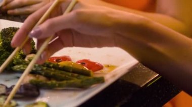 Japon restoranı genç kadınlarda gülümseyen güzel iki dikey dolly atış