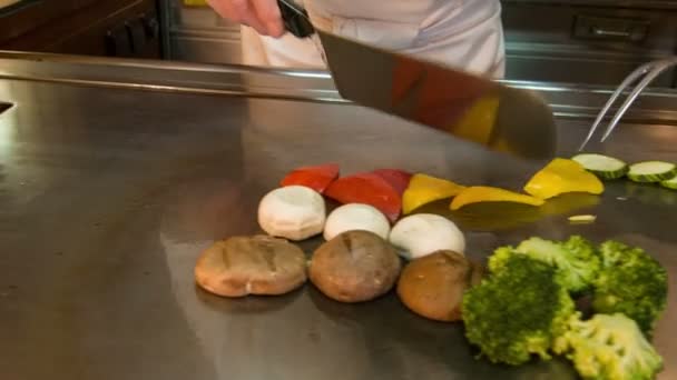 Horizontale dolly schot van chef-kok voorbereiding verschillende groenten — Stockvideo