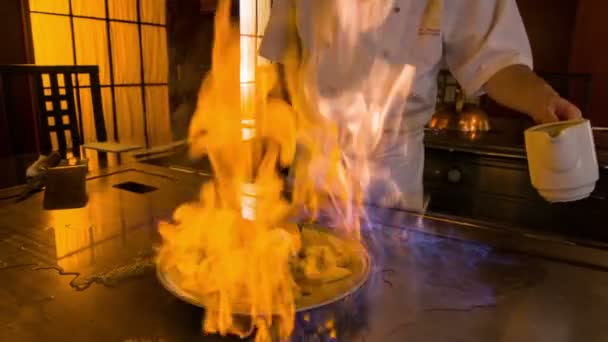 일본 레스토랑에서 큰 금속 뜨거운 범위 가까이 일 하는 요리사 — 비디오