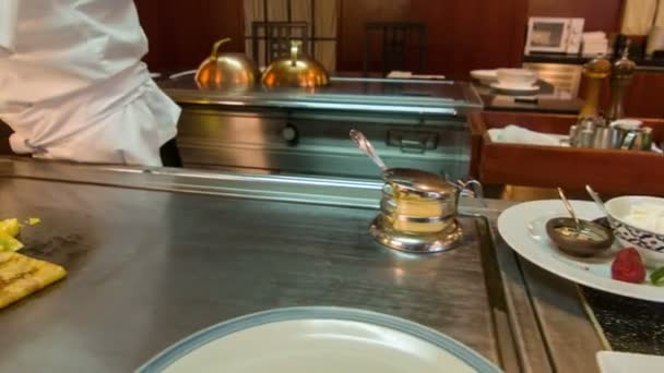 日本人シェフの料理します。水平ドリー ショット — ストック動画