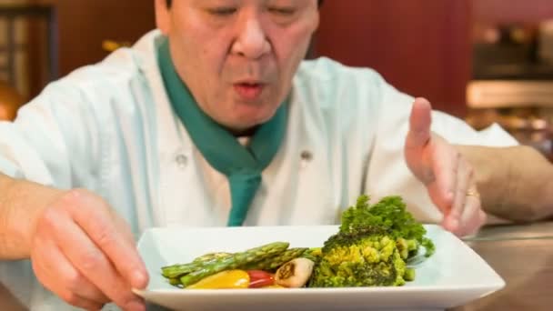 Chef japonés de pie en la cocina del restaurante — Vídeo de stock