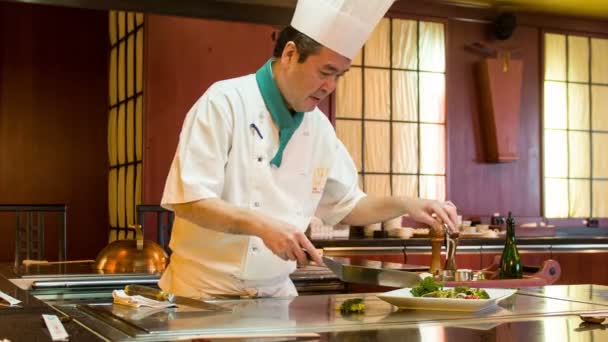 Chef trabalhando no restaurante japonês — Vídeo de Stock