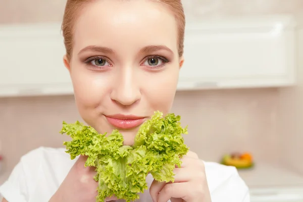 Lady mosolyog, miközben saláta — Stock Fotó