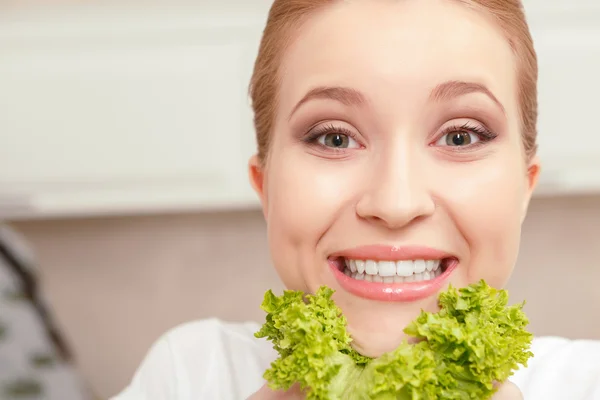 Lady smiles while holding salad — Stock Photo, Image