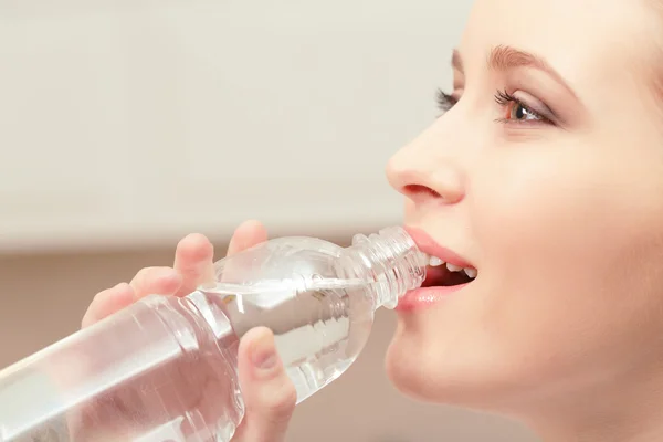 Mujer joven bebe agua —  Fotos de Stock