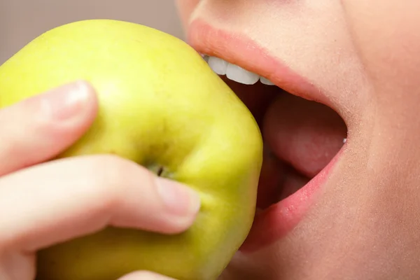 Ung dam bita ett äpple — Stockfoto